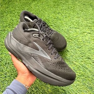 Brooks Ghost Max 3 Black Sneakers for men size 9.5 WIDE